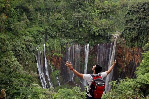 Full-Day Tumpak Sewu Waterfall and Goa Tetes Cave Trek from Malang with Local Guide