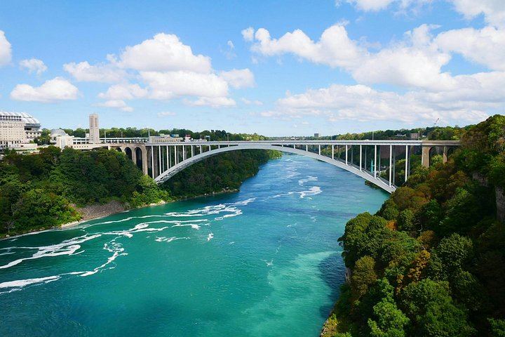 Washington DC to Niagara Falls Small-Group 2-Day Tour: Falls Overnight, Corning Glass (12/12)
