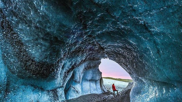 2-Day Winter South Coast Tour with Blue Ice Cave, DC-3 Plane Wreck and Diamond Beach (2/8)
