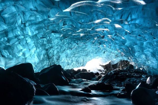 2-Day Winter South Coast Tour with Blue Ice Cave, DC-3 Plane Wreck and Diamond Beach
