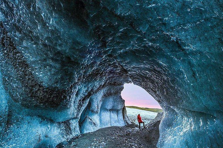 2-Day Winter South Coast Tour with Blue Ice Cave, DC-3 Plane Wreck and Diamond Beach (2/8)