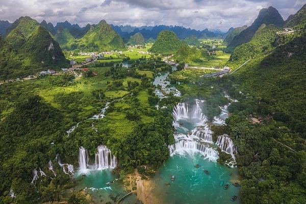 Ban Gioc Waterfall 2-Day Limousine Trip from Hanoi, Groups of 6 to 8, Border Road