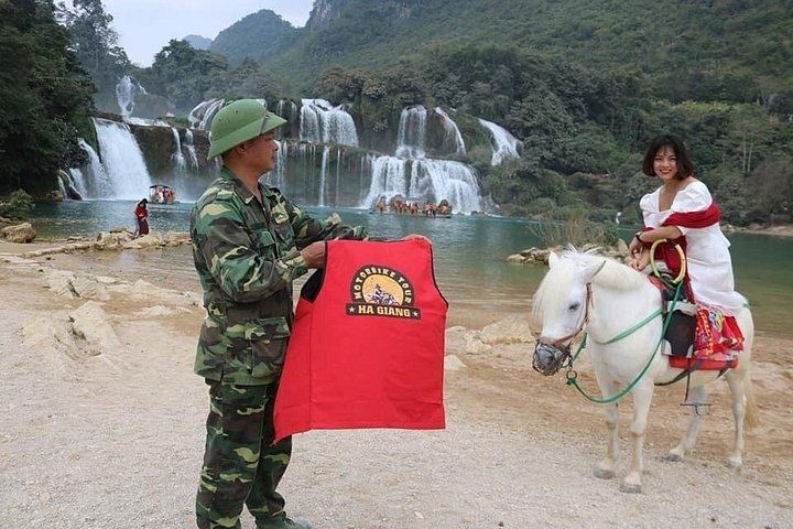 Ban Gioc Waterfall 2-Day Limousine Trip from Hanoi, Groups of 6 to 8, Border Road (12/12)