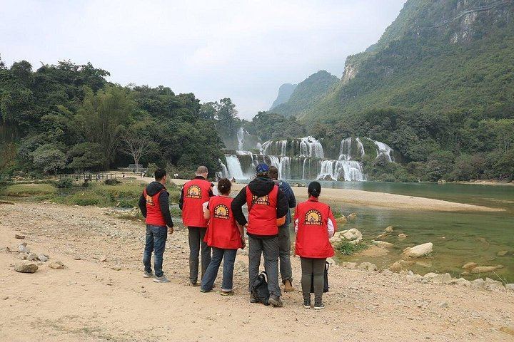 Ban Gioc Waterfall 2-Day Limousine Trip from Hanoi, Groups of 6 to 8, Border Road (10/12)