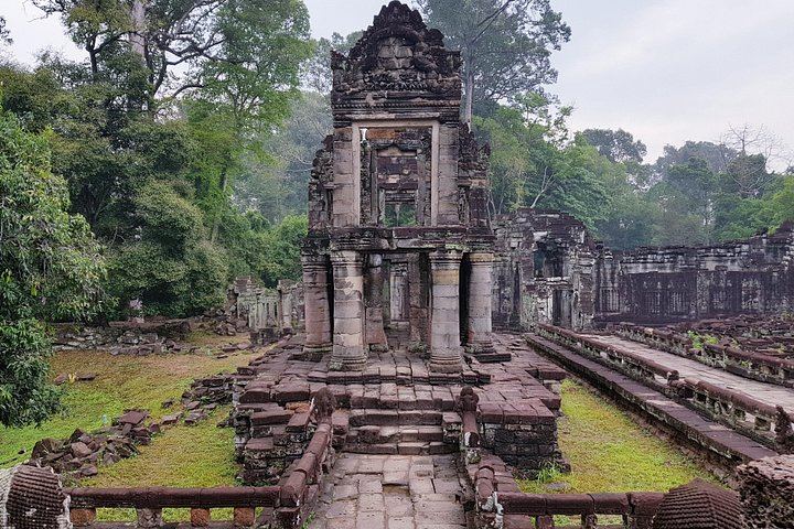 Private 2-Day Angkor Sunrise, Banteay Srei, Kulen Mountain and Beng Mealea Tour (2/6)