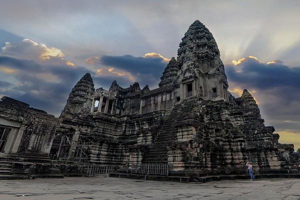 3-Day Angkor Small and Grand Circuit, Kulen Waterfall and Roluos Group Temples Tour