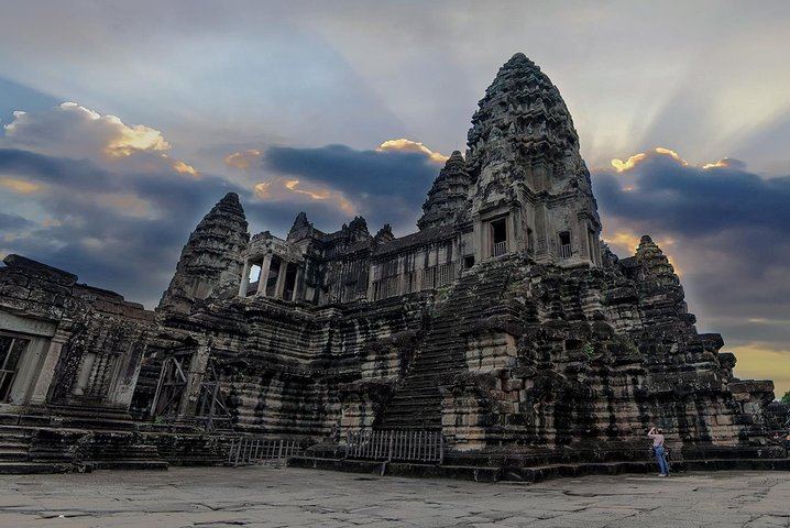 4-Day Angkor Circuits, Phnom Kulen, Roluos, Koh Ker and Beng Mealea Temple Tour (1/8)