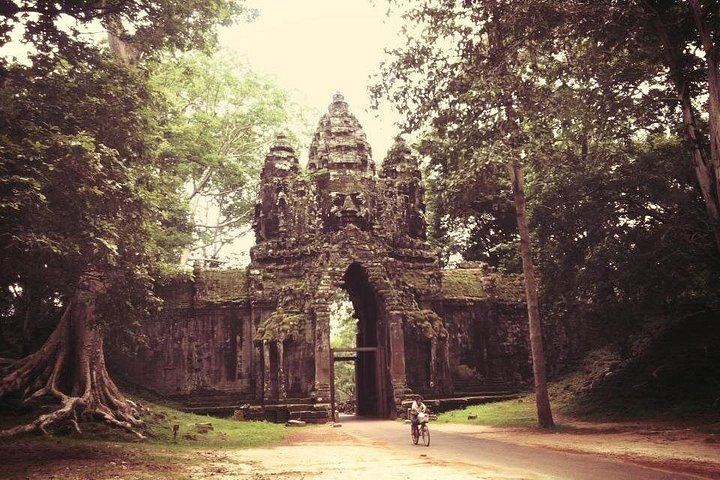 3-Day Angkor Small and Grand Circuit, Kulen Waterfall and Roluos Group Temples Tour (9/12)