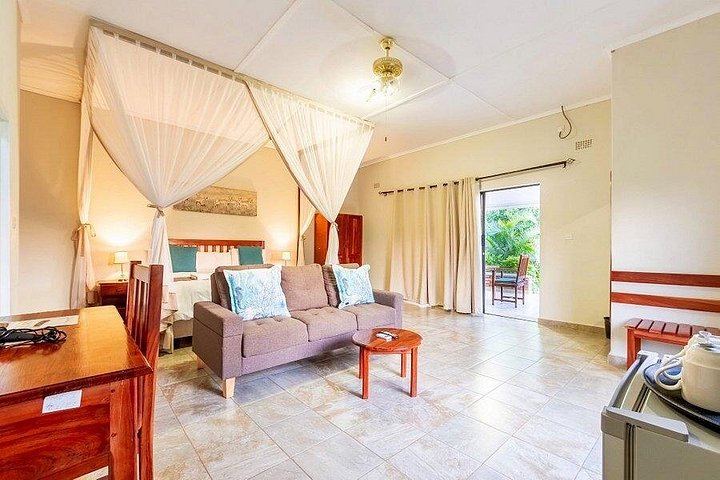 Victoria Falls, Chobe and Hwange 4-Day Safari With Sunrise Falls Tour (5/12)