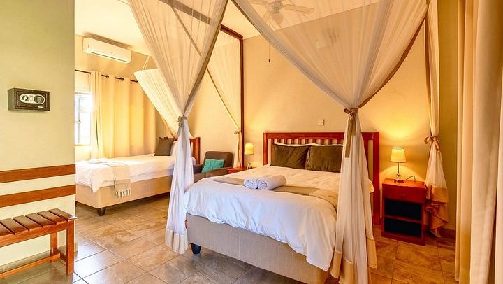 Victoria Falls and Chobe 4-Day Budget Safari With Boma Dinner and Drum Show (1/11)