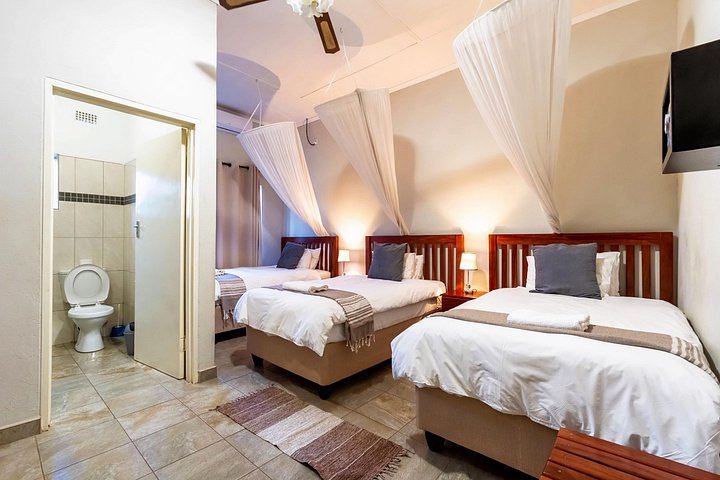 Victoria Falls and Chobe 4-Day Budget Safari With Boma Dinner and Drum Show (8/11)