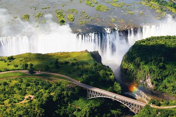 Victoria Falls and Hwange 4-Day Tour With Boma Dinner and Sunset Cruise