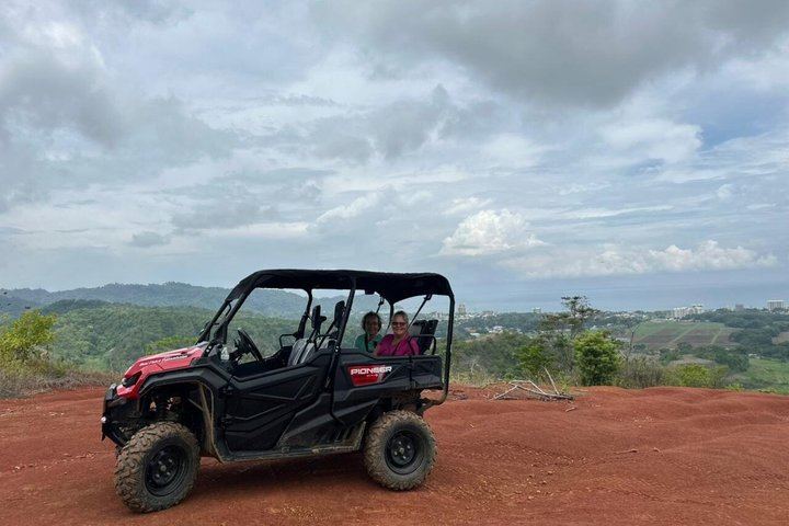Half-Day 4x4 Jungle Safari from Jaco: Pura Vida Falls and Lunch at Paz del Campo (10/12)