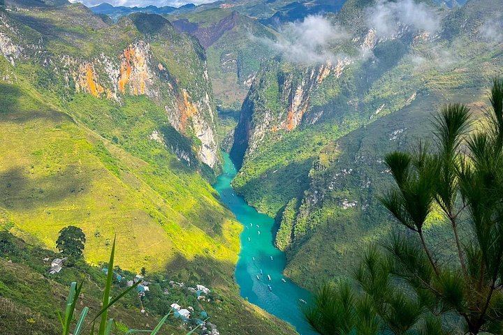 5-Day Ha Giang to Cao Bang Loop with Ma Pi Leng Pass, Pac Bo Cave and Ban Gioc (10/12)