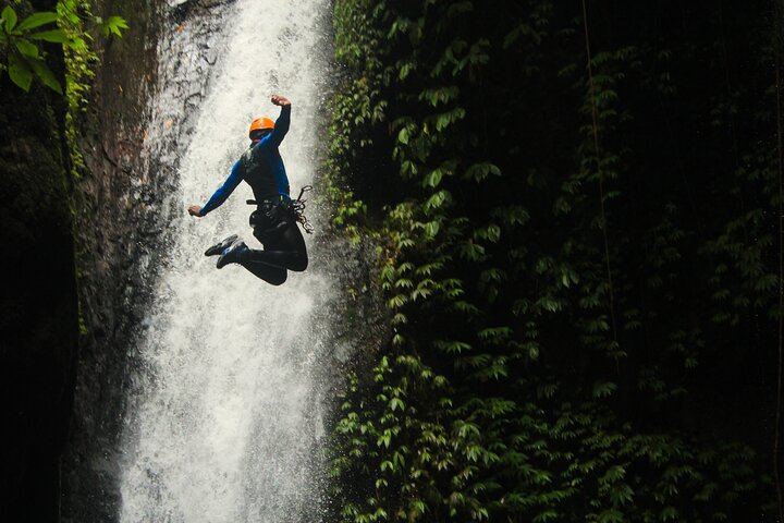 Aling Canyon Advanced Canyoning: 12 Rappels, 50 Meter Drop and Bat Cave (1/12)