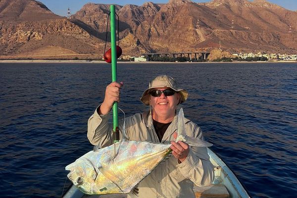 2-Day Private Wadi Shab Trip from Muscat with Tiwi Overnight and Morning Fishing Boat