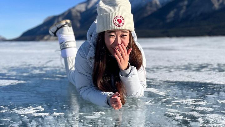 Small-Group Icefields Parkway Day Trip: Athabasca Falls and Abraham Lake Ice Bubbles (3/12)