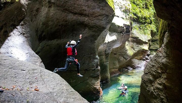 Advanced Waterfall Rappel Canyoning in Dominica with Extreme Dominica (4/6)