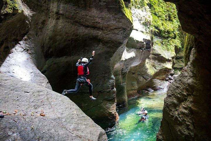 Advanced Waterfall Rappel Canyoning in Dominica with Extreme Dominica (4/6)