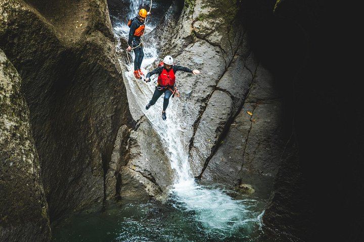 Advanced Waterfall Rappel Canyoning in Dominica with Extreme Dominica (5/6)