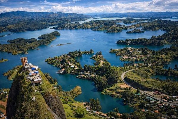 Guatapé, El Peñol Rock, El Retiro and Tequendamita Falls Private Tour
