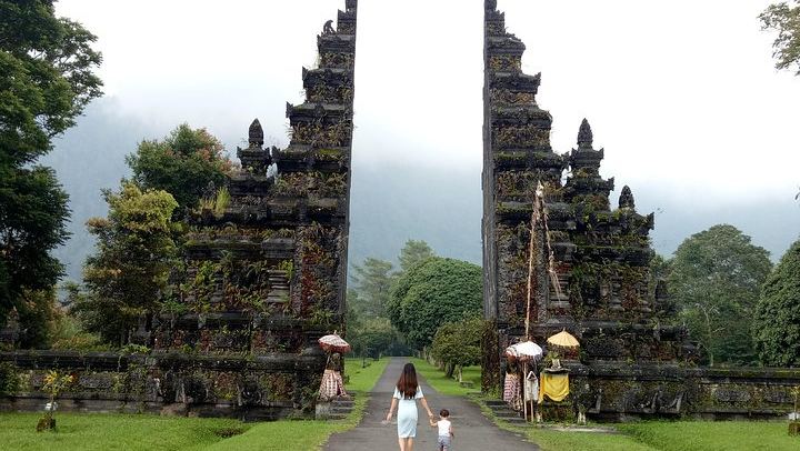 Private Sekumpul Waterfall Trek with Warung Lunch, Handara Gate and Bratan Temple (2/6)