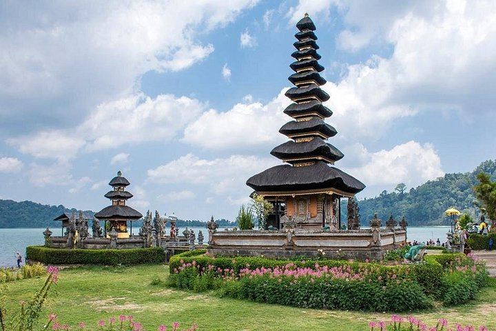 Private Sekumpul Waterfall Trek with Warung Lunch, Handara Gate and Bratan Temple (4/6)
