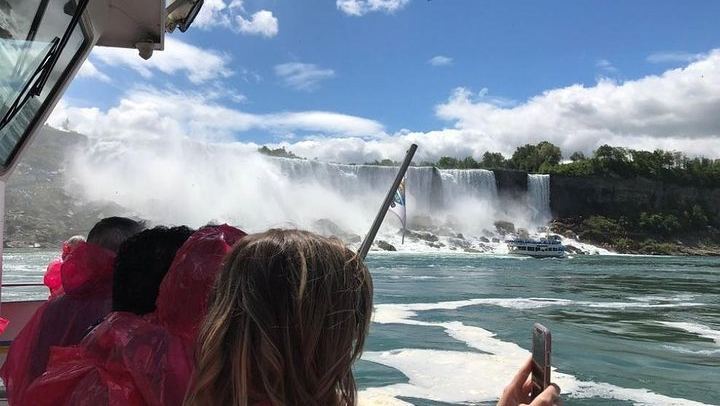 Niagara Falls Coach Day Tour from Toronto with Floral Clock and Parkway Drive (3/12)