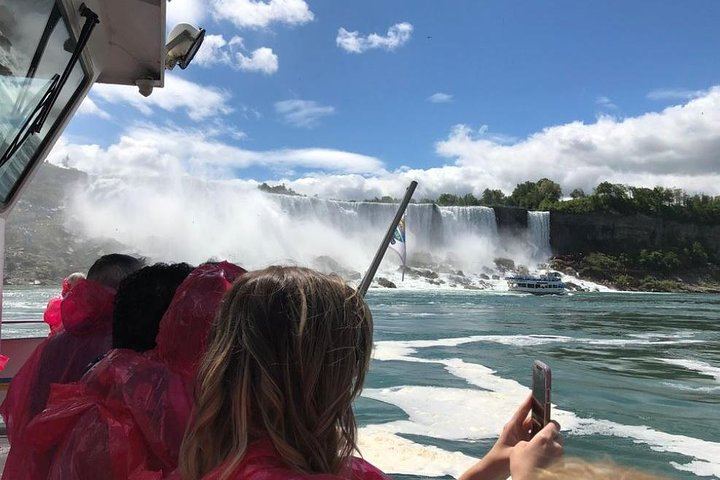 Niagara Falls Coach Day Tour from Toronto with Floral Clock and Parkway Drive (3/12)
