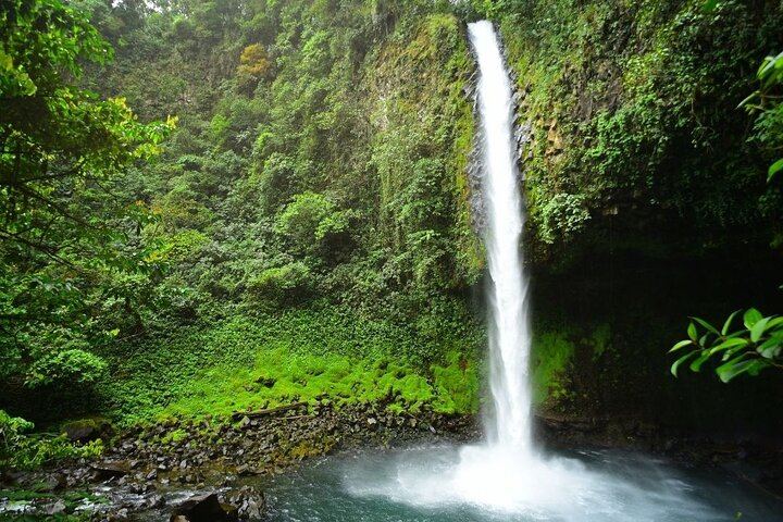 La Fortuna Waterfall Guided Hike with Farm-to-Table Lunch at La Finquita Farm (2/6)