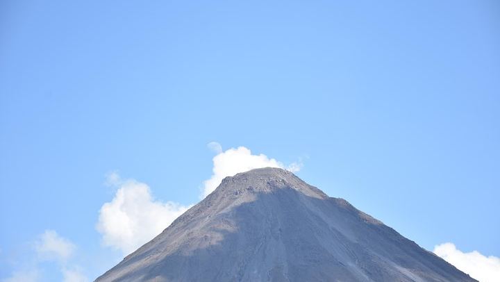 Private Arenal Day with Hanging Bridges, La Fortuna Waterfall, Volcano Hike and Lunch (1/12)
