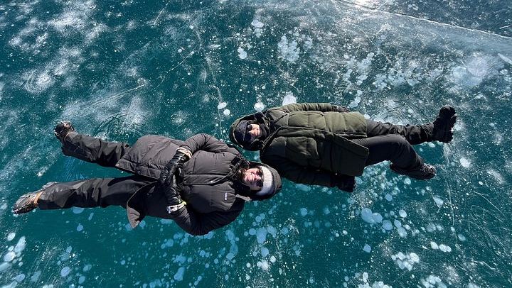 Small-Group Icefields Parkway Day Trip: Athabasca Falls and Abraham Lake Ice Bubbles (4/12)