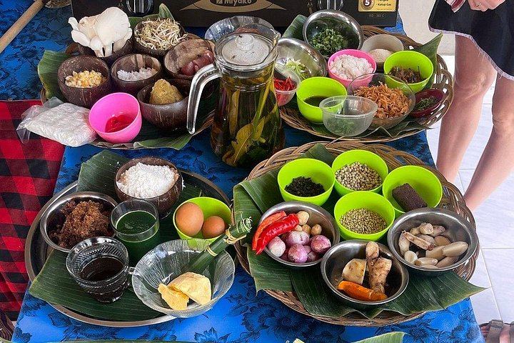 Ubud Cooking Class and Secret Waterfall Day Trip with Local Market Visit (8/12)