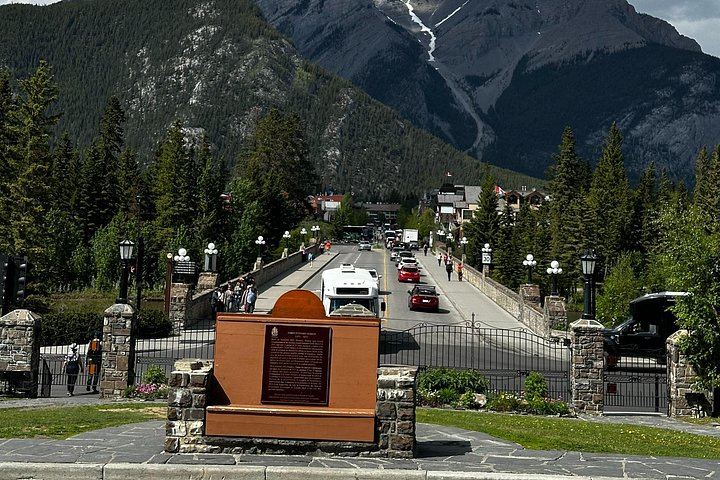 Banff and Yoho Day Tour: Lake Louise, Moraine Lake, Emerald Lake, Johnston Canyon (8/12)