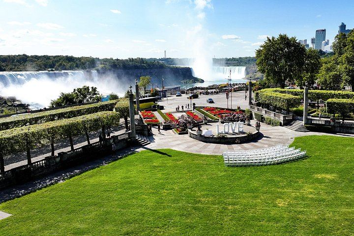 Airlink Tours Niagara Falls Coach Day Trip: Boat Cruise, Behind the Falls and Skylon (7/10)
