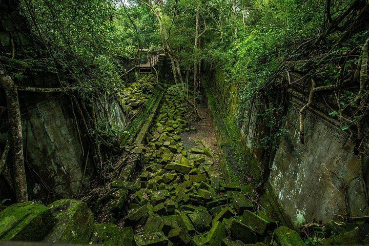 5-Day Angkor Temples, Roluos, Koh Ker, Beng Mealea and Kulen Waterfall Tour with Guide (5/8)