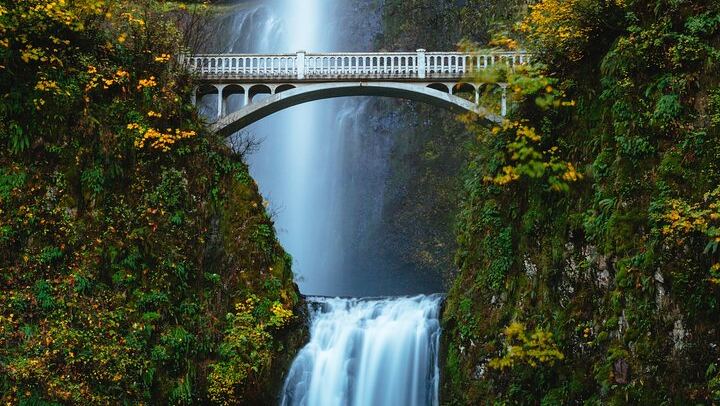 Columbia Gorge Waterfalls and Vista House Tour from Director Park, Portland (1/6)