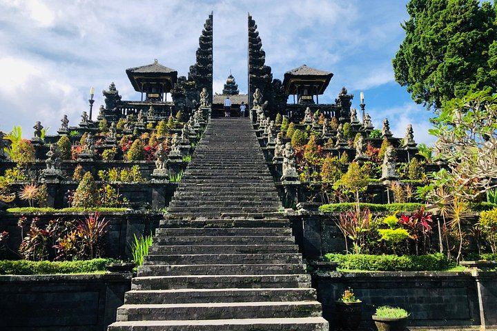 Bali Waterfalls and Temples Tour: Temesi, Goa Raja, Kehen and Besakih (12/12)