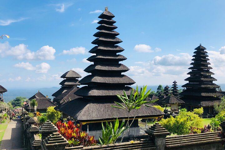 Bali Waterfalls and Temples Tour: Temesi, Goa Raja, Kehen and Besakih (11/12)