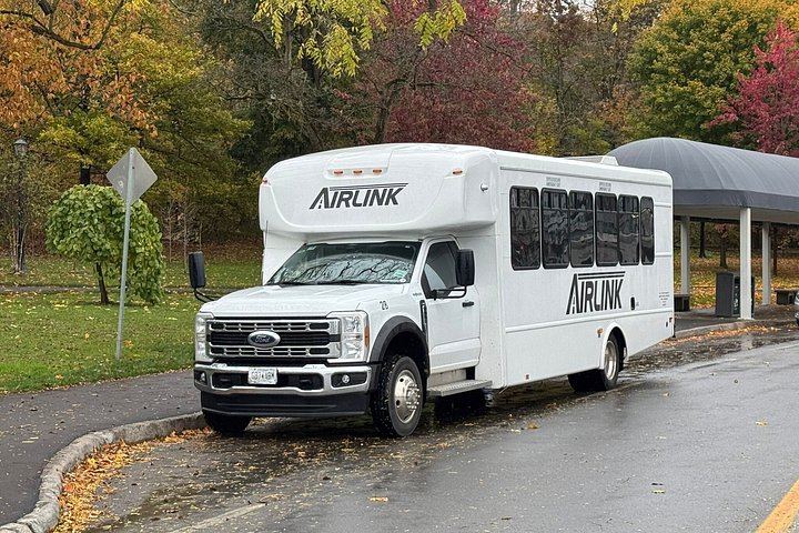 Airlink Tours Niagara Falls Coach Day Trip: Boat Cruise, Behind the Falls and Skylon (1/10)