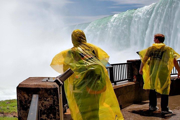 Niagara Falls Four-Hour Guided Tour: Skip-the-Line Journey Behind the Falls and Boat (2/8)
