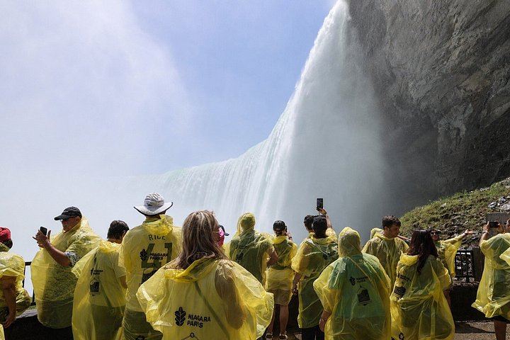 Niagara Falls Four-Hour Guided Tour: Skip-the-Line Journey Behind the Falls and Boat (3/8)