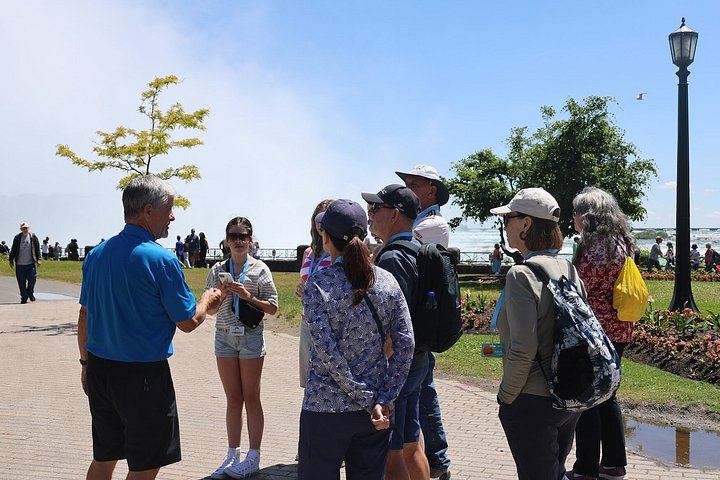 Niagara Falls Four-Hour Guided Tour: Skip-the-Line Journey Behind the Falls and Boat (6/8)