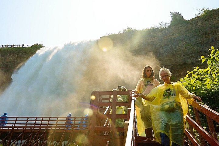 Niagara Falls USA Small-Group Tour of Six: Cave of the Winds and Maid of the Mist (3/12)