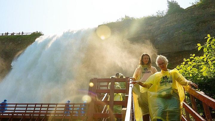 Niagara Falls USA Small-Group Tour of Six: Cave of the Winds and Maid of the Mist (3/12)