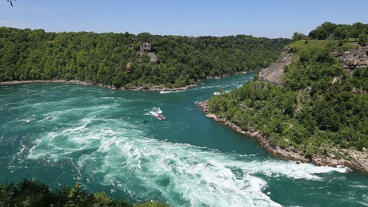 Niagara Falls Four-Hour Guided Tour: Skip-the-Line Journey Behind the Falls and Boat (4/8)