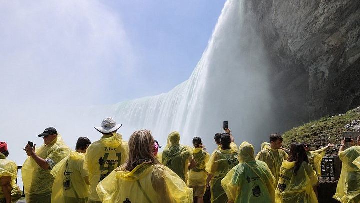 Niagara Falls Four-Hour Guided Tour: Skip-the-Line Journey Behind the Falls and Boat (3/8)