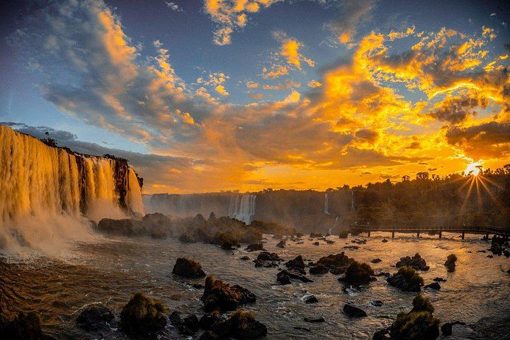Iguazu Falls Shared Day Tour with Hotel Pickup, Tourism Corridor and Fast-Track Entry (10/12)