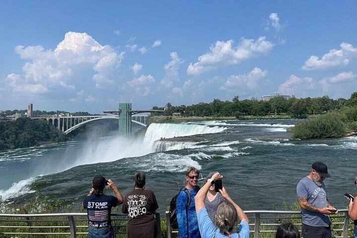 Niagara Falls Small Group Day and Night Tour with Cave of the Winds, Cruise and Dinner (11/12)