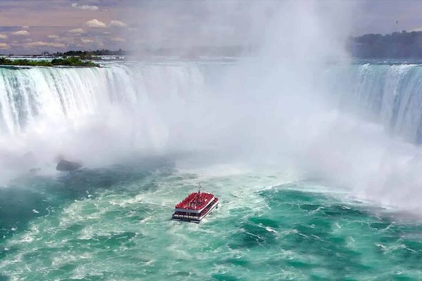 Niagara Falls Tour from Toronto or Mississauga with Cruise and Journey Behind the Falls